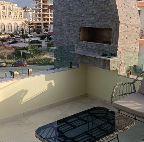 2+1 PENTHOUSE MIT MEERBLICK/JACUZZI/LUXUS ZU VERKAUFEN IM KYRENIA CENTER