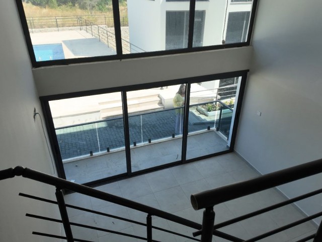 2+1 LOFT-WOHNUNG AUF DEM GELÄNDE IN GİRNE ALSANCAK