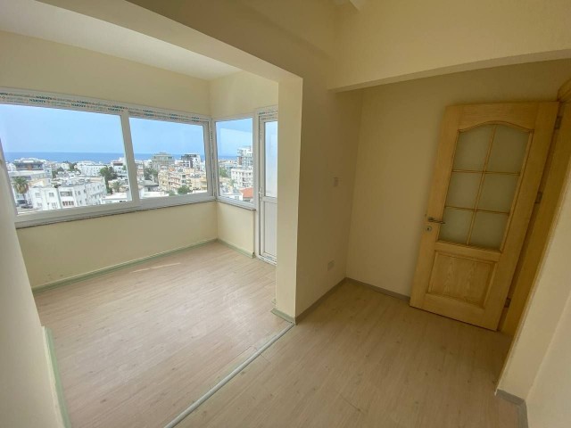 GİRNE MERKEZ'DE MÜKEMMEL KONUMDA DENİZ MANZARALI 2+1 PENTHOUSE