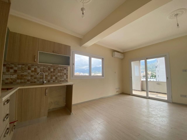 GİRNE MERKEZ'DE MÜKEMMEL KONUMDA DENİZ MANZARALI 2+1 PENTHOUSE