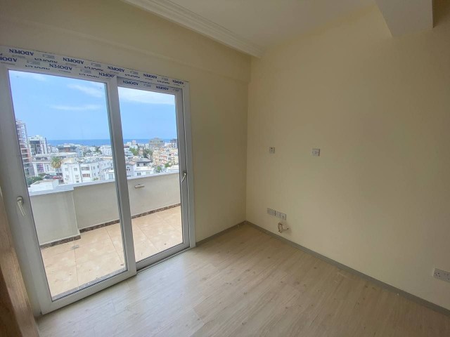 GİRNE MERKEZ'DE MÜKEMMEL KONUMDA DENİZ MANZARALI 2+1 PENTHOUSE