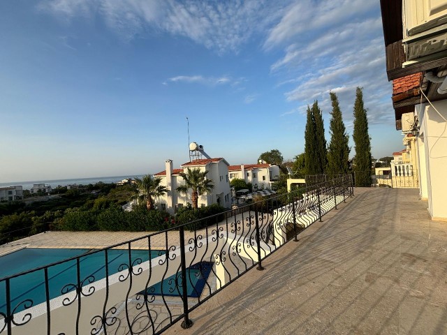 4+2 PRIVATVILLA MIT MEERBLICK UND POOL ZU VERMIETEN IN ALSANCAK