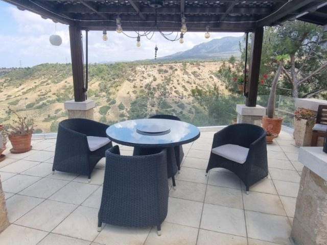 Wunderschöne private Villa mit atemberaubendem Blick auf die Küste und die Berge