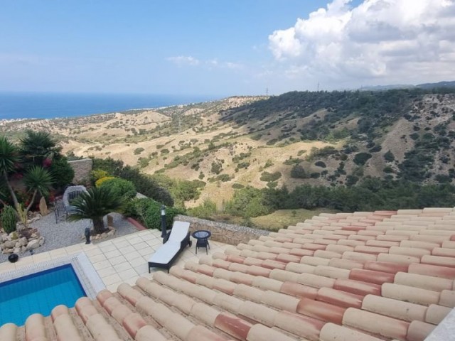 Wunderschöne private Villa mit atemberaubendem Blick auf die Küste und die Berge