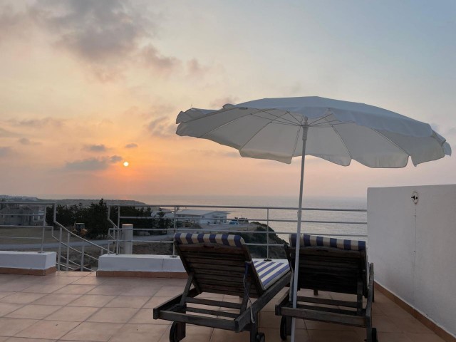  Penthouse mit uneingeschränktem Meer- und Bergblick (100 Meter vom Strand entfernt)