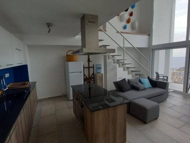 Neu gestaltetes Penthouse mit makellosem Meerblick