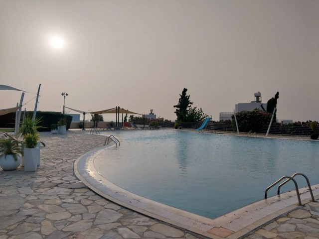 Ein Apartment in einem riesigen Gebäude direkt am Meer, Panorama-Dachterrasse mit Meer- und Bergblick (ideal für große Familien)