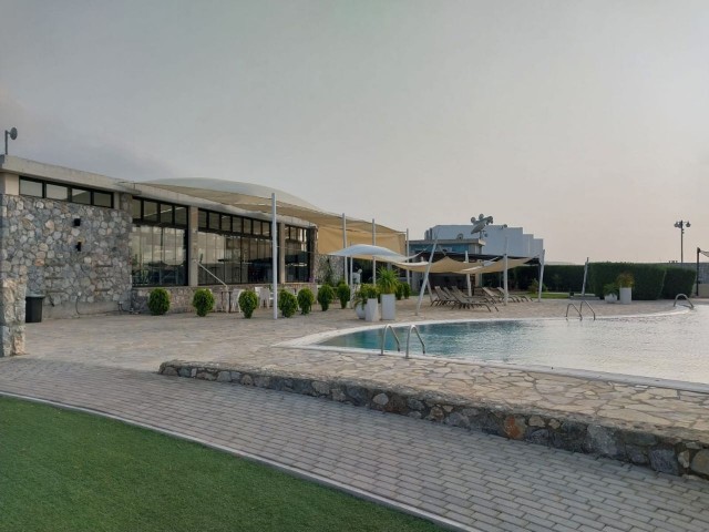 Ein Apartment in einem riesigen Gebäude direkt am Meer, Panorama-Dachterrasse mit Meer- und Bergblick (ideal für große Familien)