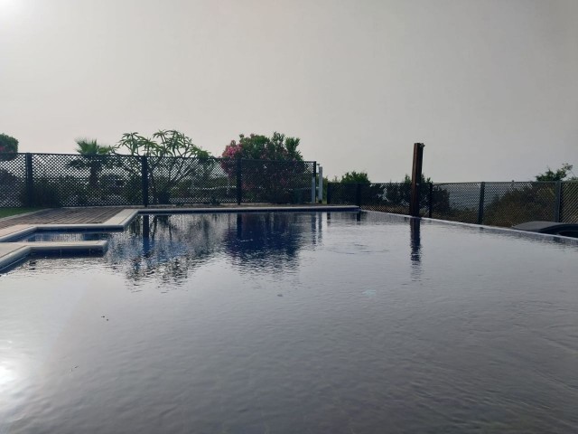 Ein Apartment in einem riesigen Gebäude direkt am Meer, Panorama-Dachterrasse mit Meer- und Bergblick (ideal für große Familien)