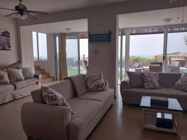 Ein Apartment in einem riesigen Gebäude direkt am Meer, Panorama-Dachterrasse mit Meer- und Bergblick (ideal für große Familien)