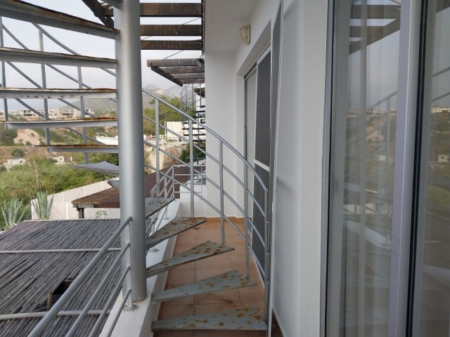 Ein Apartment in einem riesigen Gebäude direkt am Meer, Panorama-Dachterrasse mit Meer- und Bergblick (ideal für große Familien)