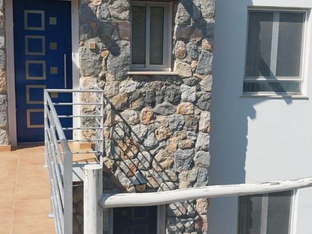 Ein Apartment in einem riesigen Gebäude direkt am Meer, Panorama-Dachterrasse mit Meer- und Bergblick (ideal für große Familien)