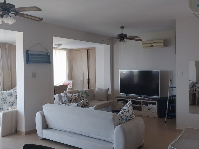 Ein Apartment in einem riesigen Gebäude direkt am Meer, Panorama-Dachterrasse mit Meer- und Bergblick (ideal für große Familien)