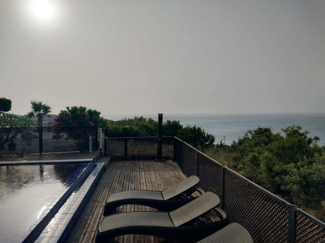 Ein Apartment in einem riesigen Gebäude direkt am Meer, Panorama-Dachterrasse mit Meer- und Bergblick (ideal für große Familien)