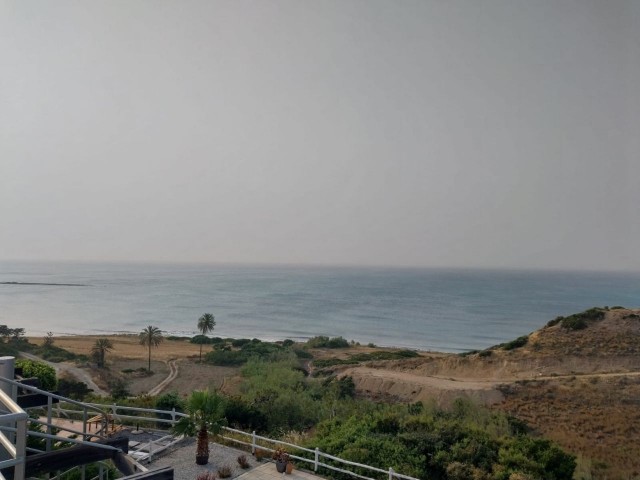 Ein Apartment in einem riesigen Gebäude direkt am Meer, Panorama-Dachterrasse mit Meer- und Bergblick (ideal für große Familien)