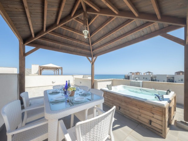 2 Bedroom Penthouse with Jacuzzi on roof terrace next to the sea 