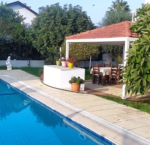 Girne Ozanköyde havuzlu satılık 3+1 villa 