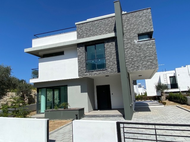 Girne Ozanköyde satılık havuzlu sıfır 3+1 villa 