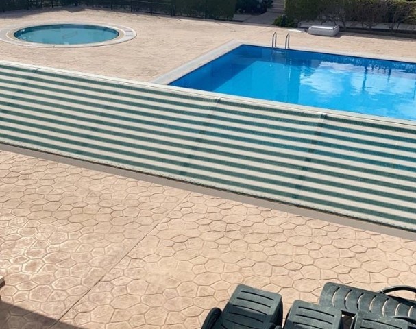 1+1 Wohnung zum Verkauf auf einem Grundstück mit Pool in Çatalköy, Kyrenia