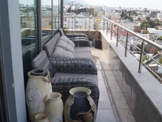 3+1 Penthouse zum Verkauf im Zentrum von Kyrenia