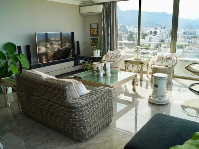 3+1 Penthouse zum Verkauf im Zentrum von Kyrenia