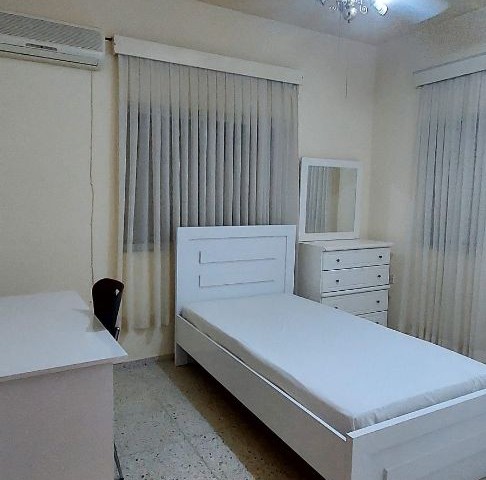 Geräumige, komplett möblierte 3+1-Wohnung, geeignet für das Familienleben, im Zentrum von Famagusta, in der Nähe des Einkaufszentrums Onder
