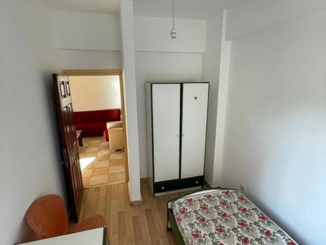 DOĞU AKDENİZ ÜNİVESİTESİNE 1 DAKİKA MESAFEDE TEMİZ BAKIMLI APARTMANDA FULL EŞYALI 2+1 KİRALIK DAİRE