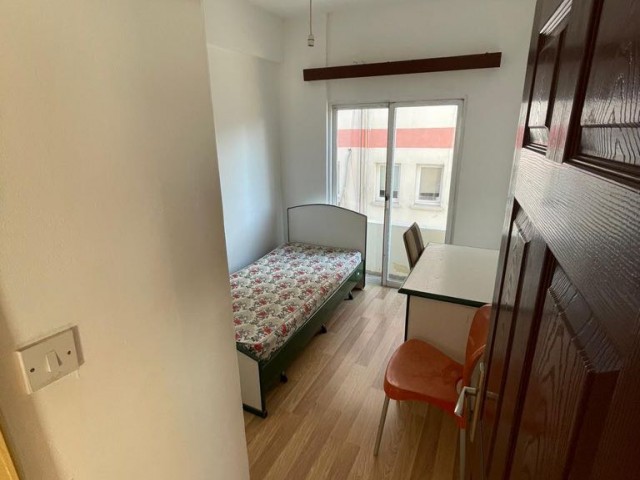 DOĞU AKDENİZ ÜNİVESİTESİNE 1 DAKİKA MESAFEDE TEMİZ BAKIMLI APARTMANDA FULL EŞYALI 2+1 KİRALIK DAİRE