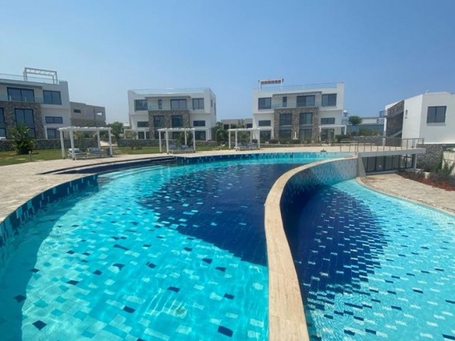 Aqua Marine kompleksinde deniz manzaralı geniş full eşyalı iki katlı loft daire 