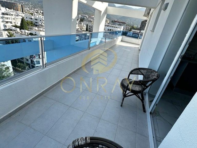 2+1 Penthouse-Wohnung mit vollem Meerblick im Zentrum von Kyrenia.