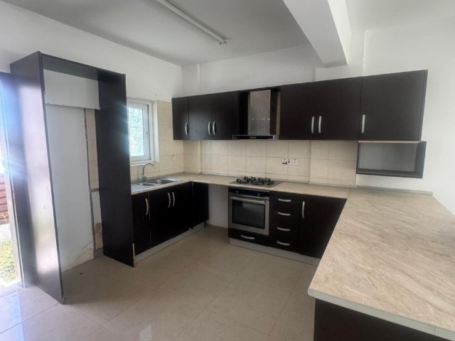 NICOSIA,KÜÇÜK KAYMAKLI 5+1 TRIPLEX-WOHNUNG ZU VERKAUFEN