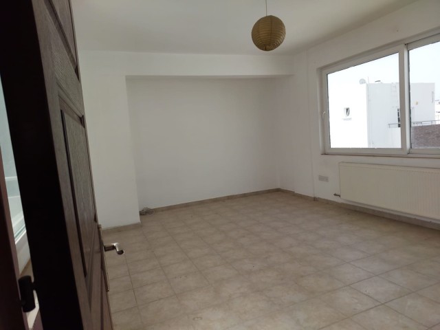 LEFKOŞA,KÜÇÜK KAYMAKLI SATILIK 5+1 TRİPLEKS DAİRE