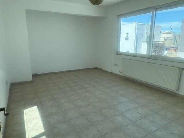 LEFKOŞA,KÜÇÜK KAYMAKLI SATILIK 5+1 TRİPLEKS DAİRE