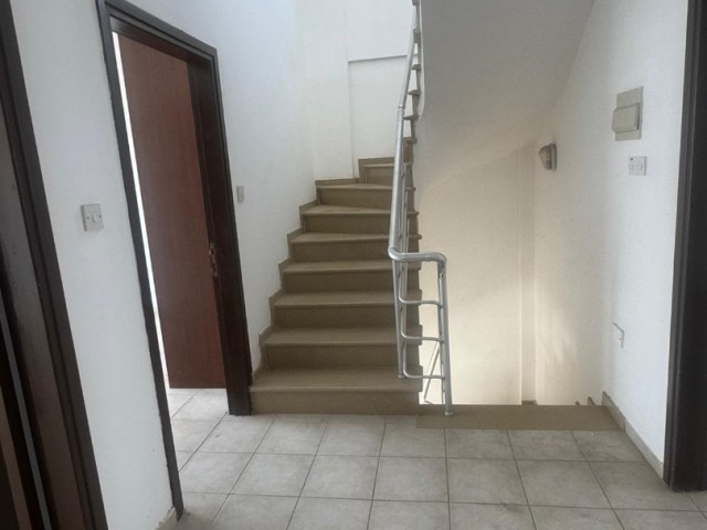 NICOSIA,KÜÇÜK KAYMAKLI 5+1 TRIPLEX-WOHNUNG ZU VERKAUFEN