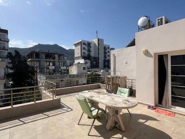 Yukarı Girne Bölgesinde Satılık 2 yatak odalı Penthouse Daire