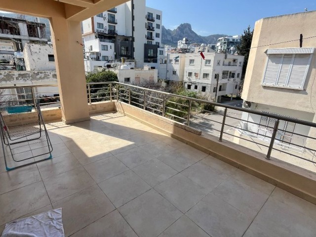 Yukarı Girne Bölgesinde Satılık 2 yatak odalı Penthouse Daire