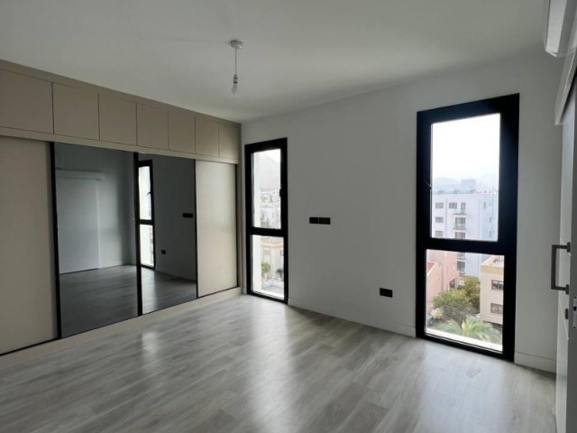 2+1 geräumige Wohnung zum Verkauf in der Region Kyrenia