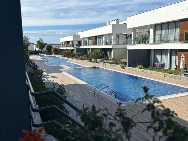 LUXUSWOHNUNG MIT GARTEN IN EINEM GRUNDSTÜCK MIT POOL