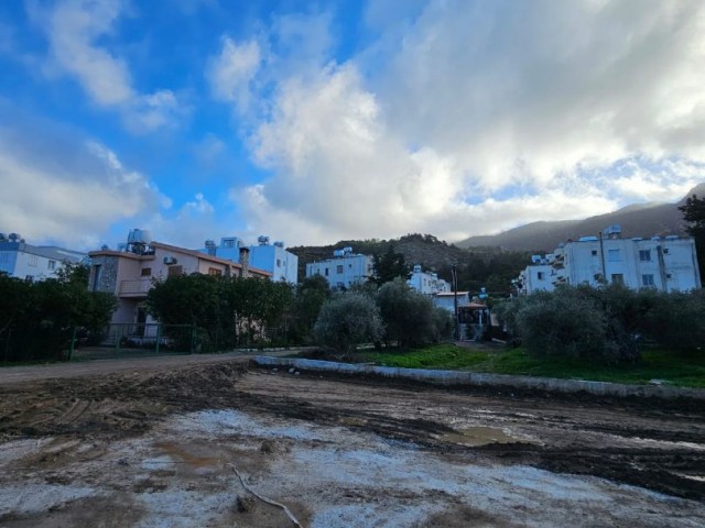 2+1 WOHNUNG MIT BERG- UND MEERBLICK, LIEFERUNG NACH 6 MONATEN IN ALSANCAK