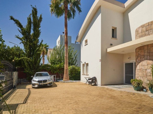 For sale chic view villa of 286 m2 on a plot of 1000 m2