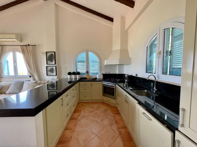 Spektakuläre Villa mit 4 Schlafzimmern und Blick über ganz Kyrenia