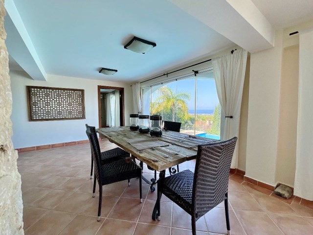 Spektakuläre Villa mit 4 Schlafzimmern und Blick über ganz Kyrenia