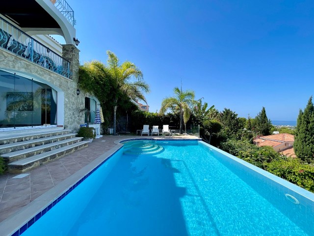 Spektakuläre Villa mit 4 Schlafzimmern und Blick über ganz Kyrenia