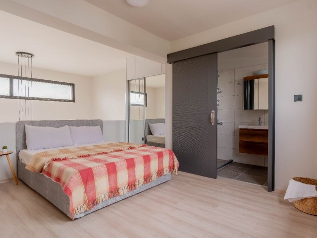 Loft-Wohnung mit 2 Schlafzimmern und privatem Garten in Karşıyaka