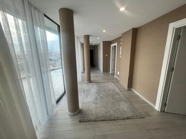 Luxuriöse 3+1 Penthouse-Wohnung zum Verkauf im Zentrum von Kyrenia