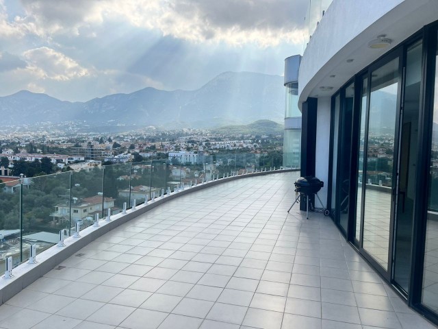 Luxuriöse 3+1 Penthouse-Wohnung zum Verkauf im Zentrum von Kyrenia