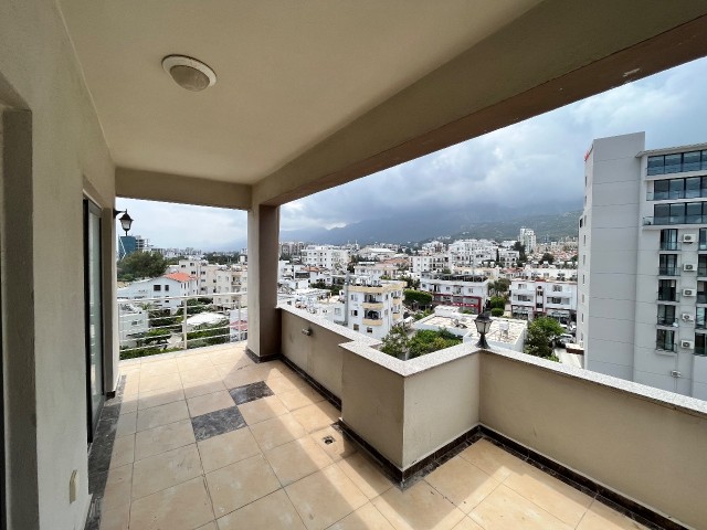 2+1 Penthouse-Wohnung zum Verkauf im Zentrum von Kyrenia / Meerblick
