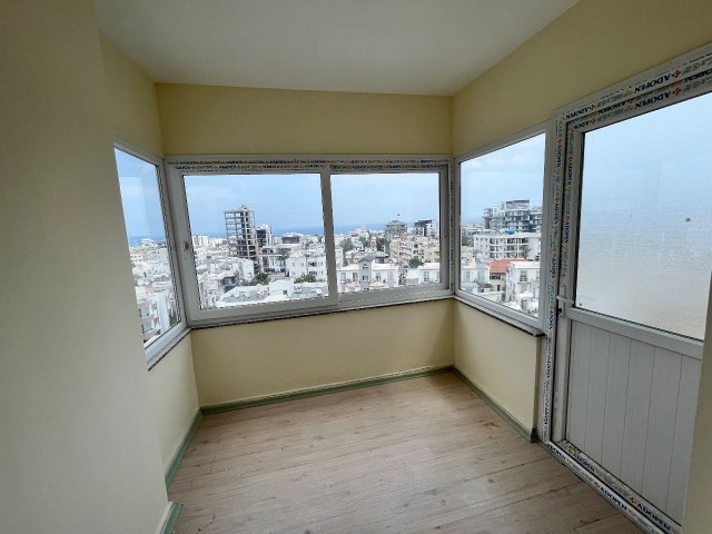 2+1 Penthouse-Wohnung zum Verkauf im Zentrum von Kyrenia / Meerblick