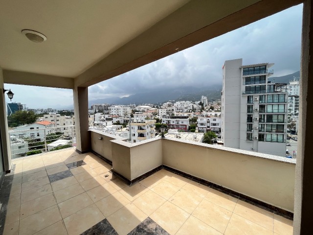 2+1 Penthouse-Wohnung zum Verkauf im Zentrum von Kyrenia / Meerblick