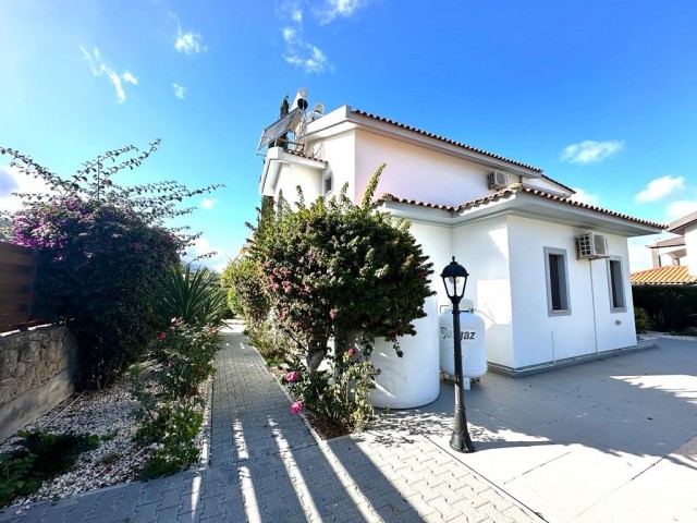 4+1 Villa mit privatem Pool zum Verkauf in Kyrenia Edremit